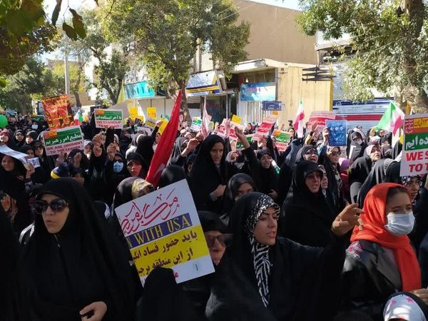 خروش مردم دارالمجاهدین همدان در راهپیمایی 13 آبان