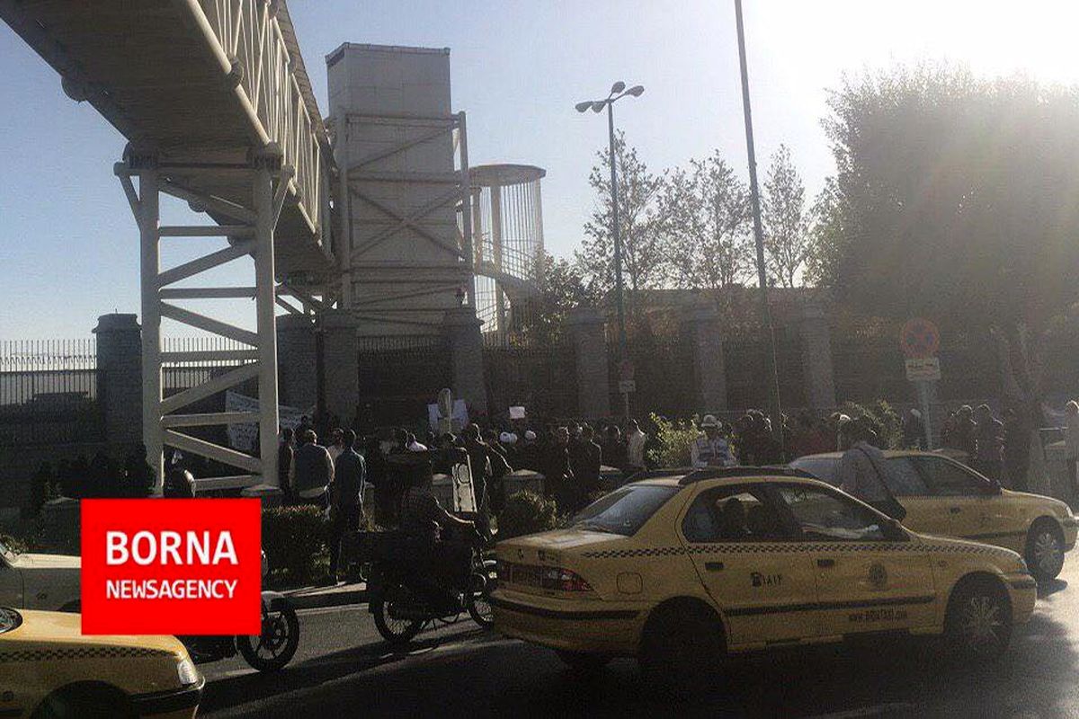 تجمع اعتراضی 50 نفره علیه ورود زنان به ورزشگاه