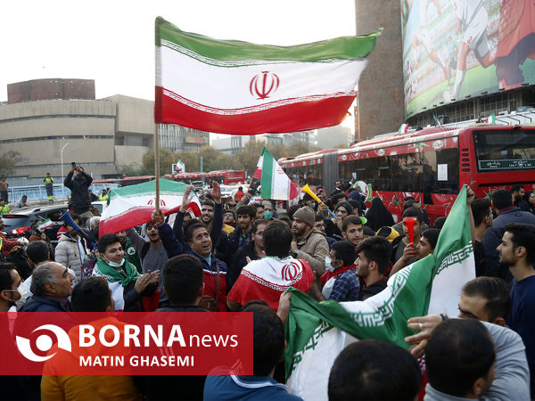 شادی مردم پس از برد تیم ملی ایران مقابل ولز 