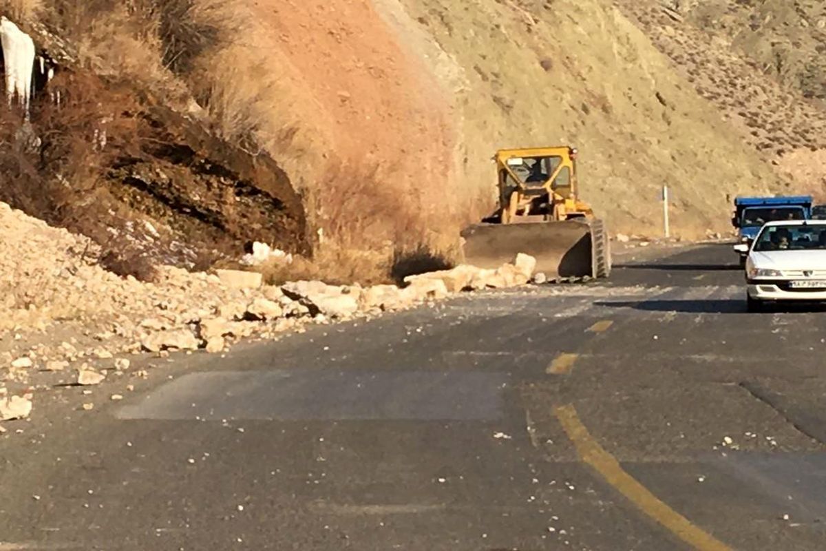 ریزش برداری در راستای برقراری تردد جاده ای در ساعات اولیه پس از وقوع زلزله شهرستان خوی