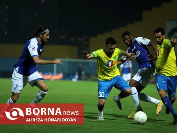 دیدار تیم های فوتبال صنعت نفت - استقلال