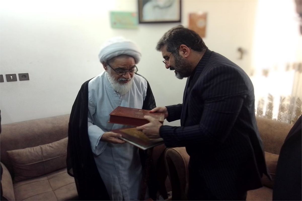 دیدار وزیر فرهنگ با خانواده شهید روحانی نوجوان ولی نژاد لالیمی