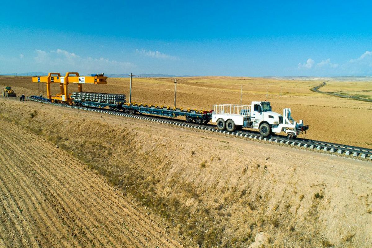 ساخت دستگاه ریلگذار برای نخستین بار در ایران/ ریلگذاری سریع با چاشنی صرفهجویی ارزی