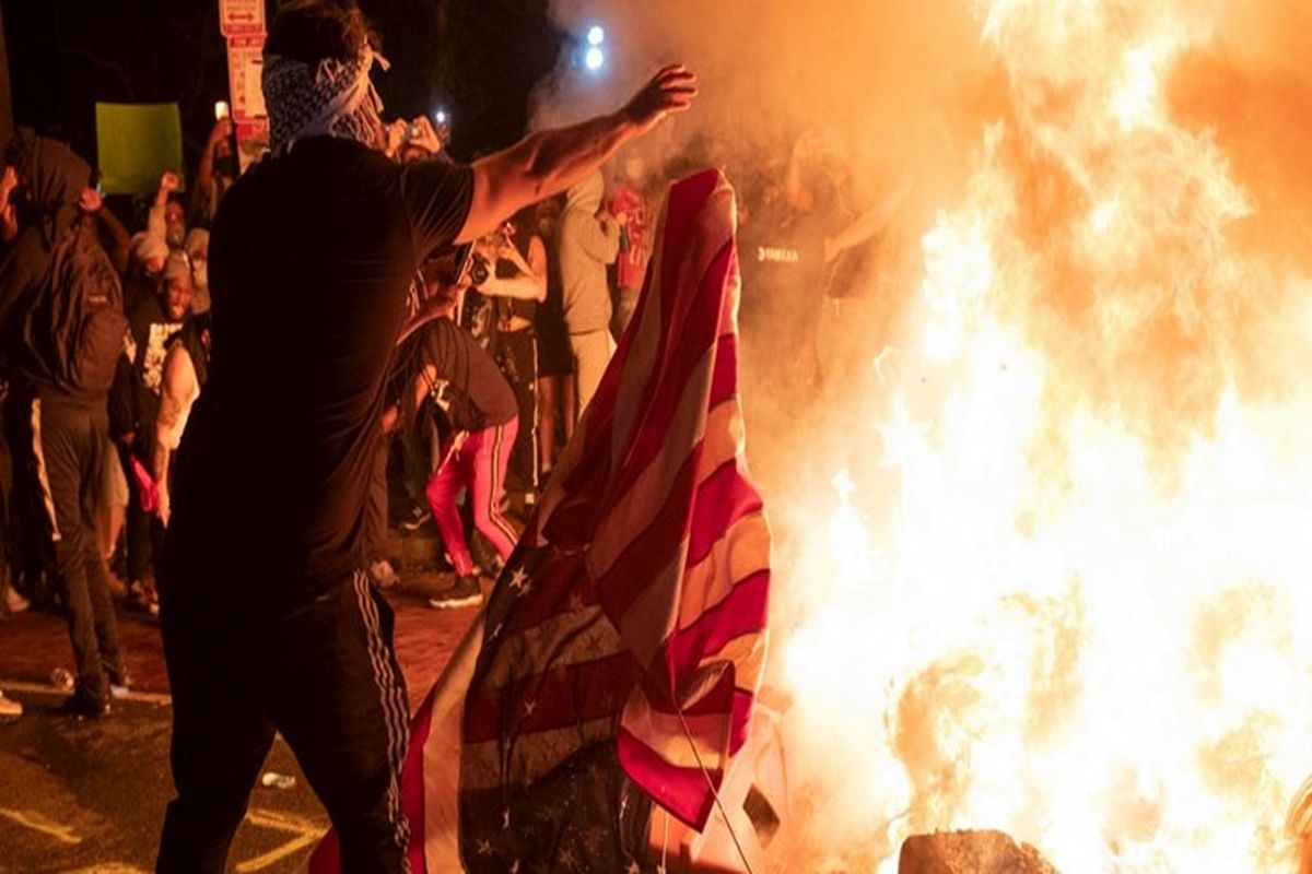پرچم آمریکا در اعتراض به حکم سقط جنین به آتش کشیده شد 