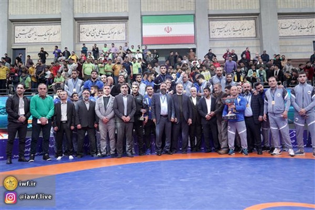 مراسم اهدای کاپ قهرمانی تیم‌های برتر کشتی آزاد  توسط وزیر ورزش و شهردار تهران