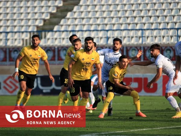 دیدار تیم های فوتبال ملوان  بندرانزلی _ سپاهان اصفهان