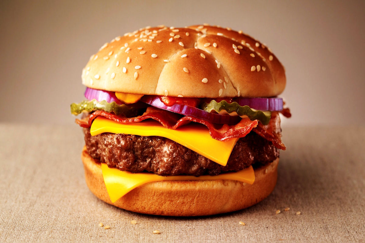 چرا همبرگر برای سلامتی مضر است؟