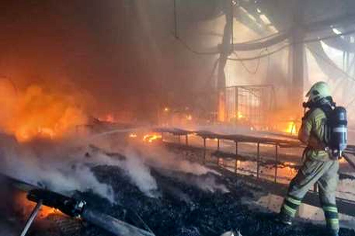 آتش‌سوزی در کارخانه تولید روغن خودرو/سه نفر به مراکز درمانی منتقل شدند