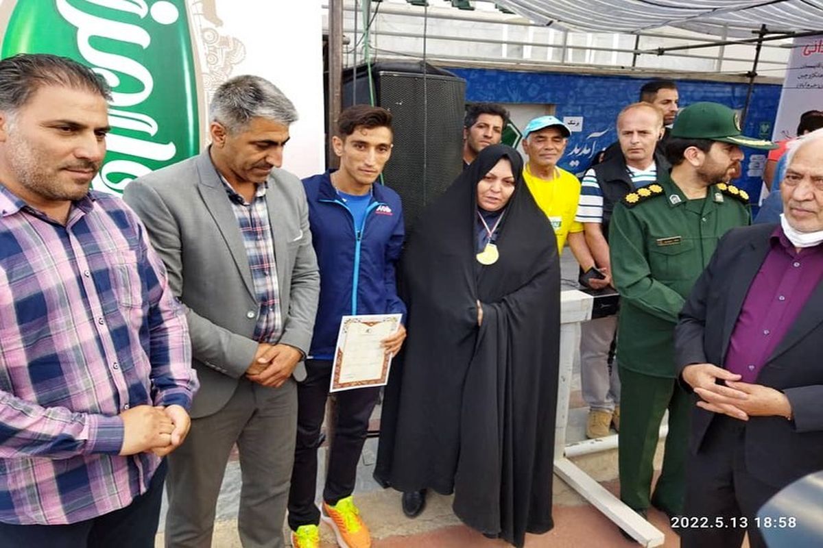 قهرمان دو ۱۵۰۰ متر مدال خود را به همسر شهید اهداء کرد