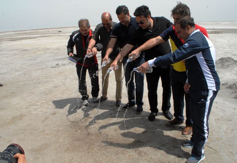 اقدام نمادین بازیکنان منتخب تیم کشورمان در جام جهانی 98 برای احیاء دریاچه ارومیه
