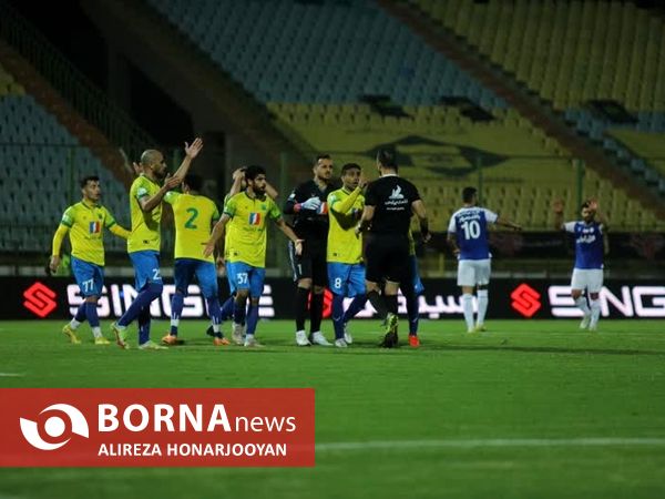 دیدار تیم های فوتبال صنعت نفت - استقلال